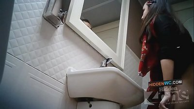 Filmati di camera nascosta in u bagnu di e donne (1)